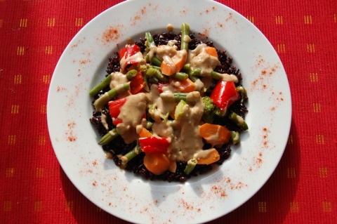Schwarzer Reis mit buntem Gemüse und Erdnusssoße
