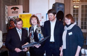 Der Fairkaufladen bei der Präsentation des Eine Welt Netzwerk Bayern im Landtag