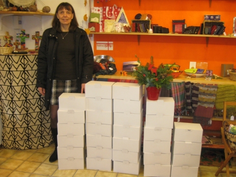 vhs Petershausen beschenkt ihre DozentInnen mit 34 fairen Weihnachtspäckchen