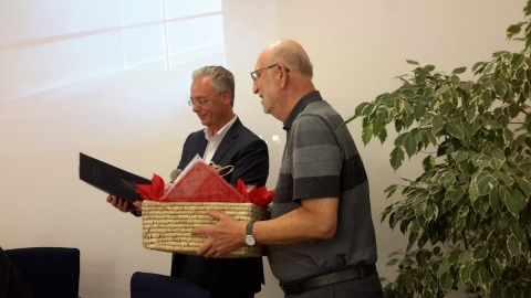 Geschenkkorb „Roter Rebell“ für Gemeinderat Wolfgang Stadler