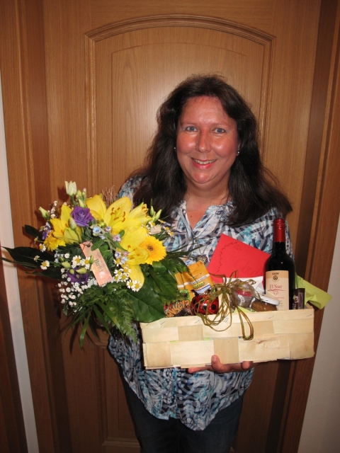 Geschenkkorb und Geschenkgutschein aus dem Fairkaufladen – Claudia Siegl, langjährige Vorsitzende der Ortsgruppe des BN, wird verabschiedet