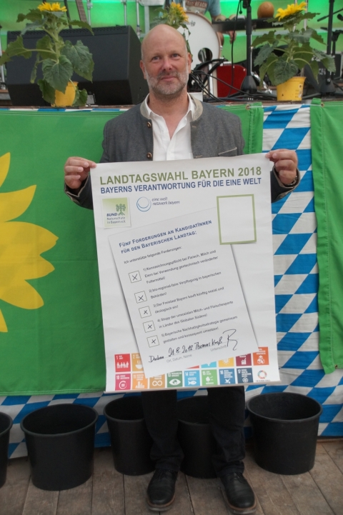 Landtagskandidat Thomas Kreß von Bündnis 90/Die Grünen beteiligt sich an der Plakataktion zur Landtagswahl