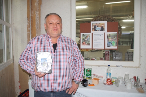 Schreinerei Benno Huber schenkt am Tag des Schreiners ca 500 Tassen fair gehandelten „Petershausener Kaffee“ aus