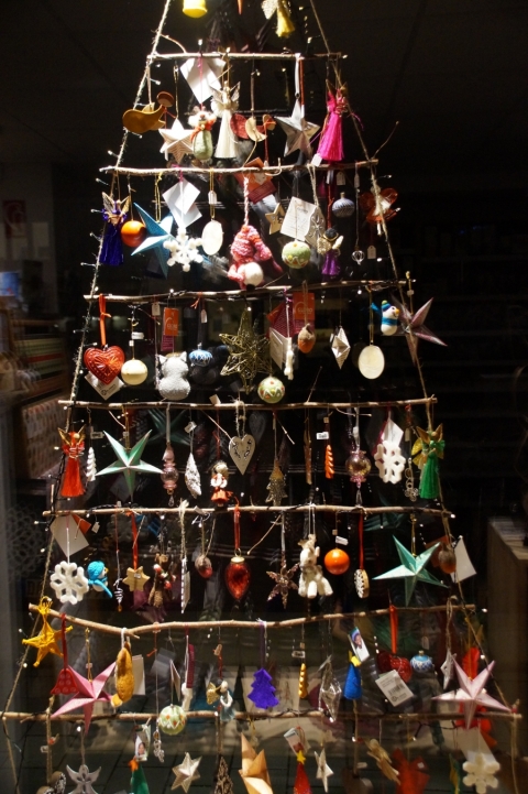 Weihnachtsbaumschmuck aus natürlichen und recycelten Materialien