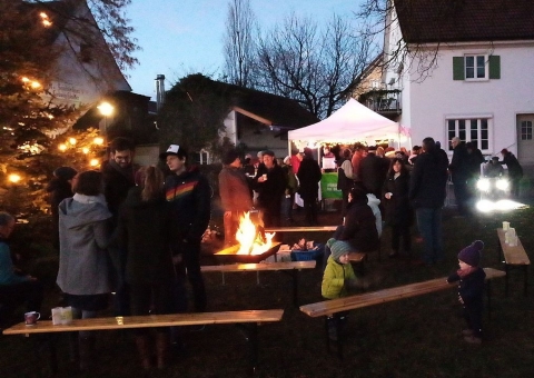 Fair gehandelter Glühwein und Weihnachtsgebäck beim Winterfest der Petershausener Grünen