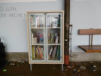 Bücher für alle – Bücherschrank vor dem Haus für Kinder Arche Noah