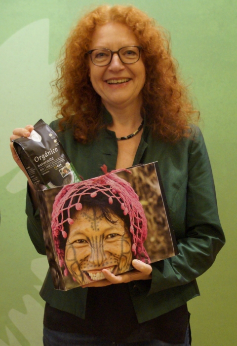 Grüne Bundestagsabgeordnete Margarete Bause erhält Geschenktasche aus dem Fairkaufladen