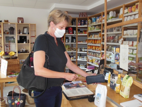 Susanne Droth, Kandidatin der Freien Wähler für den Bundestag, zu Besuch im Fairkaufladen