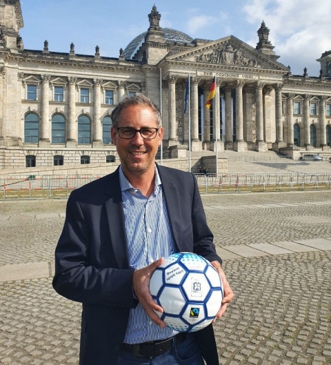 Bundestagsabgeordneter Michael Schrodi bringt fair gehandelten Fußball von Bayern nach Berlin