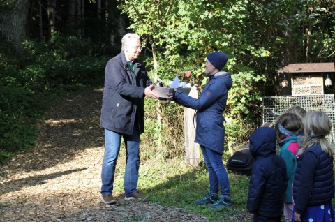 Waldkindergarten wird 20 Jahre – Bürgermeister Marcel Fath gratuliert mit Geschenkkorb aus dem Fairkaufladen