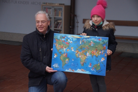 Bürgermeister Marcel Fath beschenkt Haus für Kinder Arche Noah mit einem besonderen Adventkalender