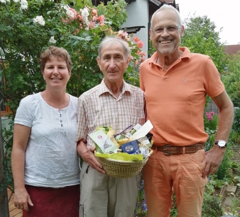 Freie Wähler Petershausen überreichen fairen Geschenkkorb an ehemaligen Gemeinderat und Energiereferenten Dr. Ernst Nold