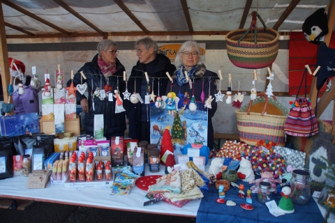 Stand des Fairkaufladen beim Christkindlmarkt von St. Laurentius
